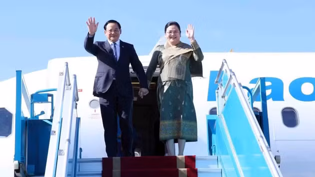 老挝政府总理宋赛·西潘敦和夫人抵达首都河内，开始对越南进行正式访问，并出席第三届东盟未来论坛。（图片来源：越通社）