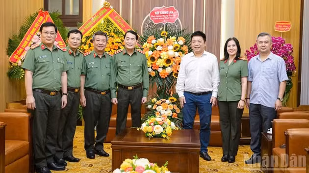 越南革命新闻日101周年：中央和地方多家单位和部门造访越南《人民报》社并致以节日祝贺【组图】