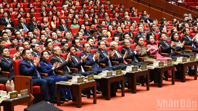 党和国家领导人、原领导人以及各位代表出席越南农民协会第九次全国代表大会开幕仪式。