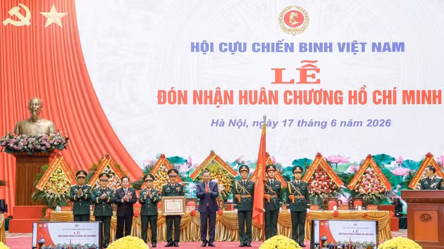 越共中央总书记、国家主席苏林向越南退伍军人协会授予胡志明勋章。