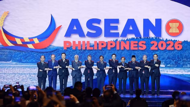 越南政府总理黎明兴与出席第48届东盟峰会开幕仪式的各国代表团团长合影。（图片来源：越通社）