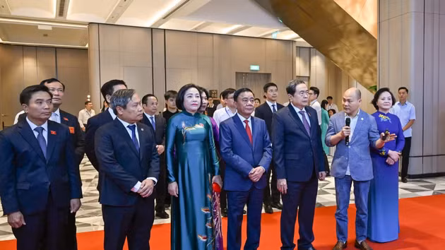国会主席陈青敏、中央书记处常务书记陈锦秀以及各位代表一同参观以“人民议会：革新印记-开创发展”为主题的展览。