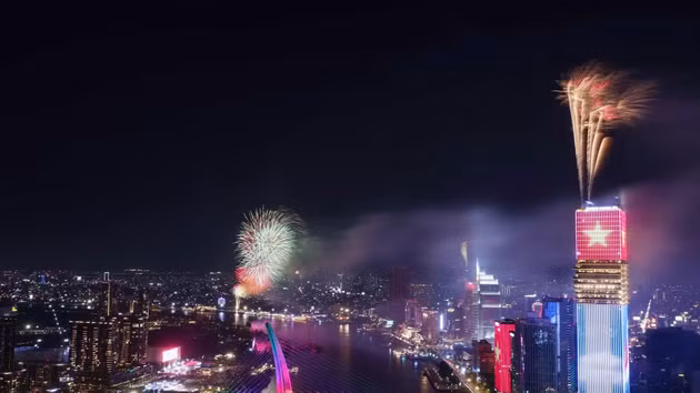 胡志明市夜空烟花璀璨绽放，庆祝4·30盛大节日【组图】