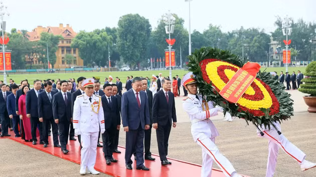 越共中央委员会入陵瞻仰胡志明主席遗容。（图片来源：越通社）