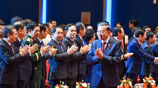 越共中央总书记、国家主席苏林前来出席越南人民安全力量传统日80周年纪念典礼。