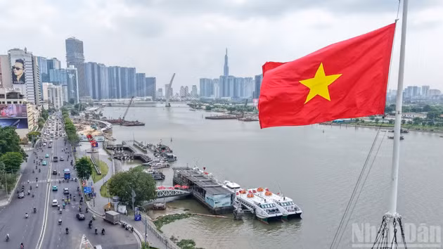 胡志明市国旗鲜花交相辉映，喜迎4·30盛典【组图】