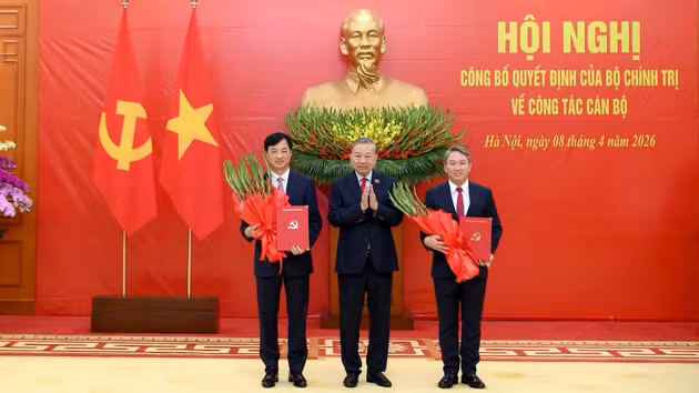 越共中央总书记、国家主席苏林向中央组织部新任部长阮维玉和中央办公厅新任主任阮海宁颁发任命决定书。