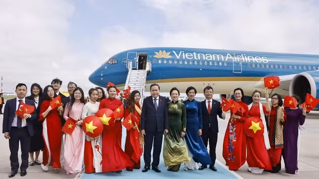 国会主席陈青敏和夫人的欢迎仪式在伊斯坦布尔市伊斯坦布尔机场举行。（图片来源：越通社）