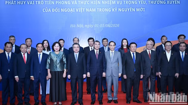 政府总理黎明兴与出席全体会议的各位领导和代表合影。