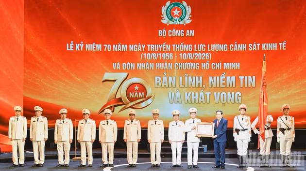 国会主席陈青敏向经济警察力量授予胡志明勋章。