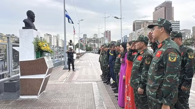 越南救援队在胡志明主席纪念台敬献鲜花【组图】