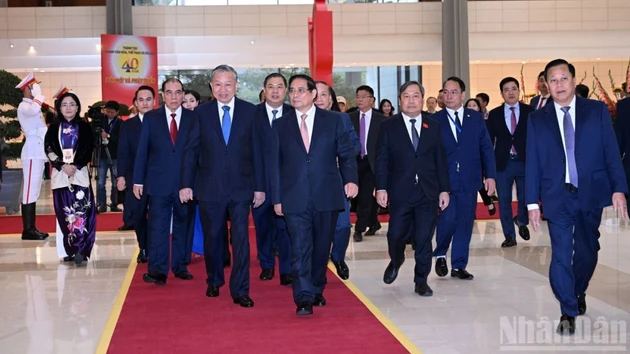 党、国家领导人出席第十一届全国爱国竞赛大会。