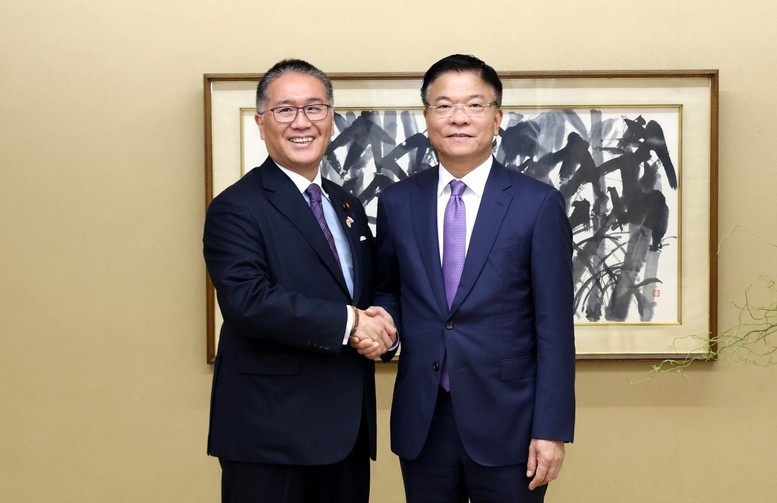 黎成龙副总理会见日本复兴大臣伊藤忠彦。 黎成龙副总理会见日本复兴大臣伊藤忠彦。