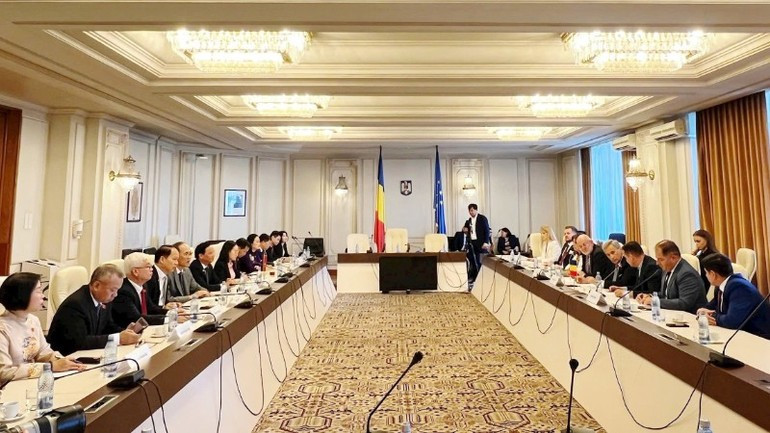 越南国会副主席阮克定与罗越友好议员小组举行工作会谈。 越南国会副主席阮克定与罗越友好议员小组举行工作会谈。