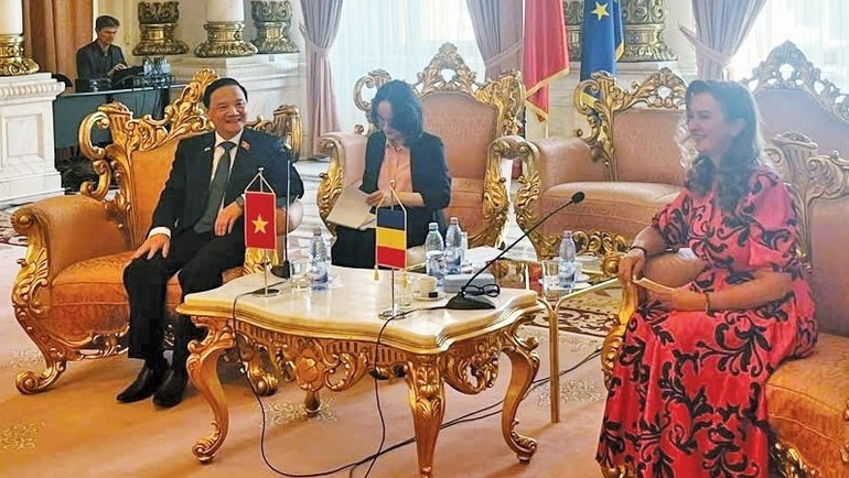 越南国会副主席阮克定同众议院副议长纳塔利娅·埃列娜·因托泰罗举行会谈。 越南国会副主席阮克定同众议院副议长纳塔利娅·埃列娜·因托泰罗举行会谈。