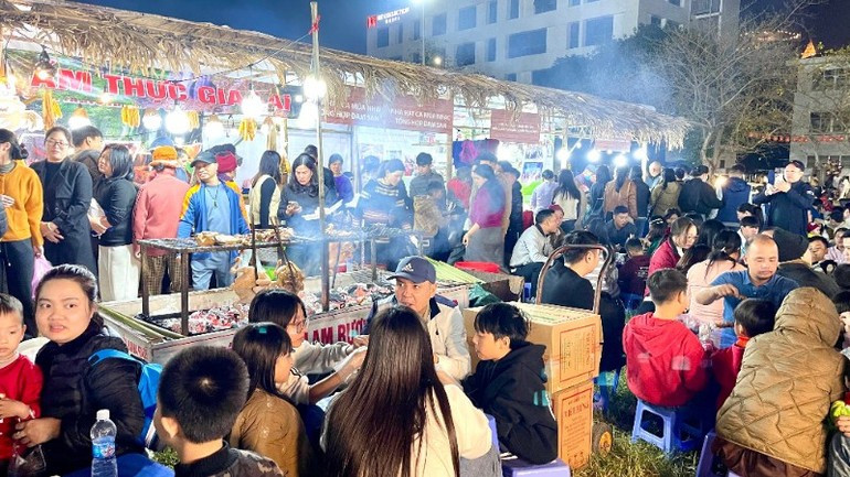 此次联欢会吸引众多人前来参加。