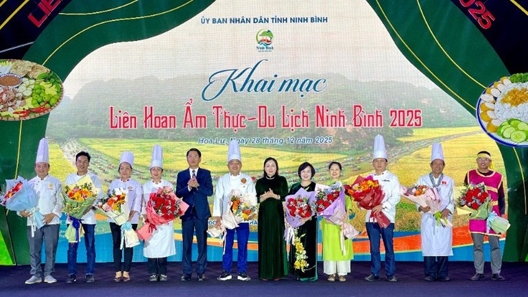 宁平省领导向参加活动的各位厨师赠送鲜花。