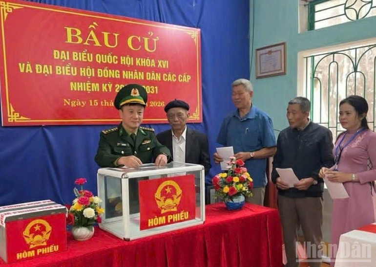 兴安省边防部队干部参加选举投票。