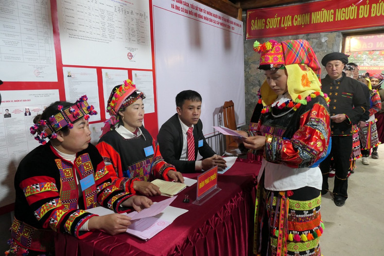 宣光省龙鼓乡少数民族同胞参加选举投票。