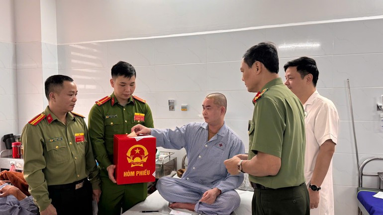 19-8医院组组织了流动投票箱，带到每个病房，为在院接受治疗的患者行驶公民权利提供便利和支持。