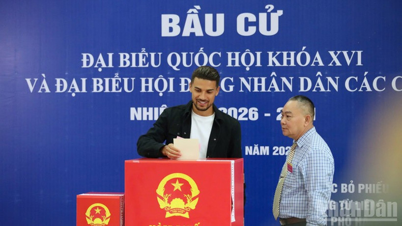 归化球员杜黄亨参加选举投票。