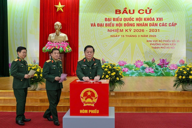 阮仲义大将和各位代表在河内还剑坊第26投票区参加选举投票。