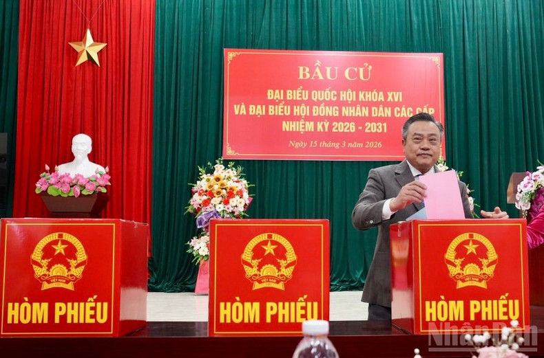 越共中央检查委员会主任陈士清在凉山省投票区驶公民权利。