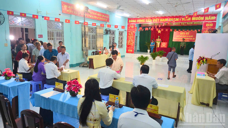 芹苴市新和乡第14号投票区场景。