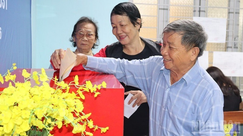 广义省选民参加选举投票。