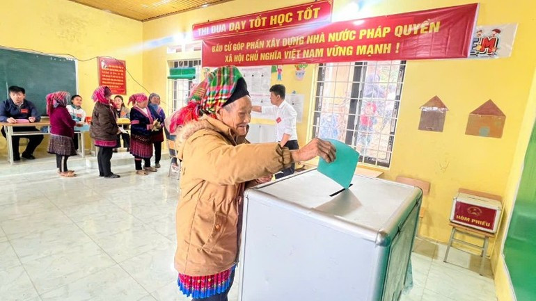 莱州省边境地区选民参加选举投票。