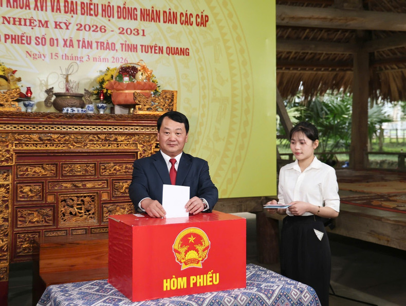 宣光省委书记侯阿令在新潮乡行驶公民权利。