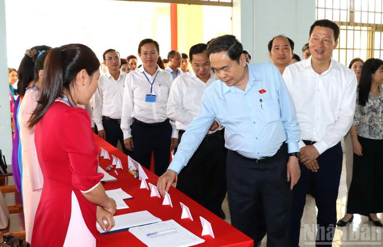 国会主席陈青敏检查同奈省新朝坊第17号投票站。