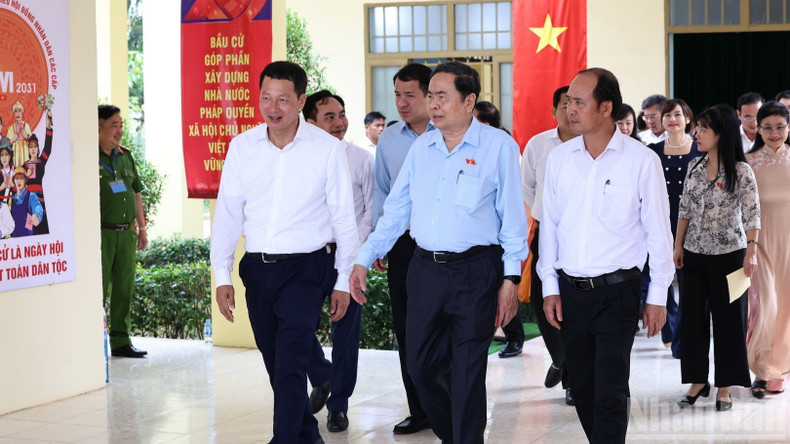 国会主席陈青敏检查同奈省新朝坊选举筹备工作。