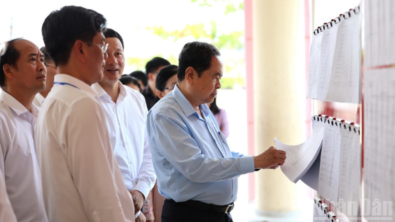 国会主席陈青敏检查同奈省新朝坊第17号投票站。