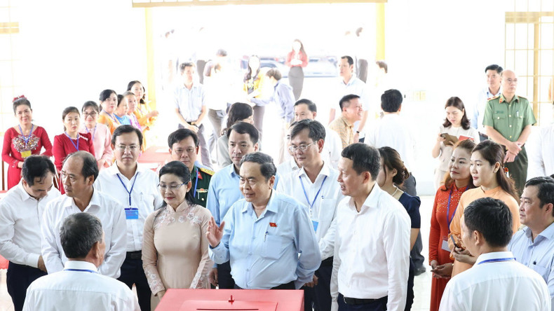 国会主席陈青敏检查第17号投票站，并与同奈省新朝坊领导交流。