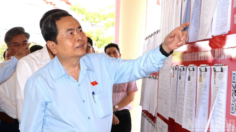 国会主席陈青敏检查同奈省新朝坊第17号投票站。