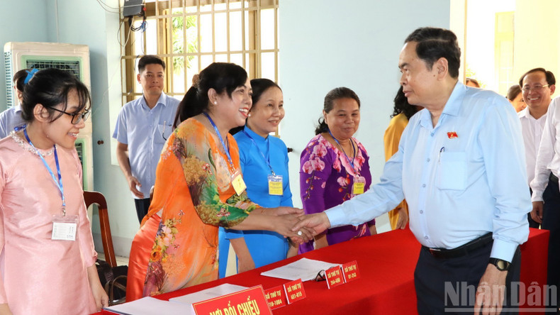 国会主席陈青敏与同奈省新朝坊第17号投票站干部交流。