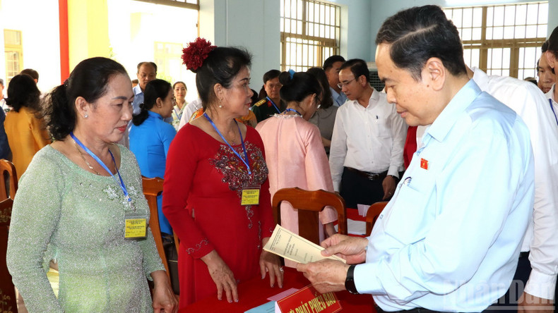 国会主席陈青敏检查同奈省新朝坊第17号投票站。