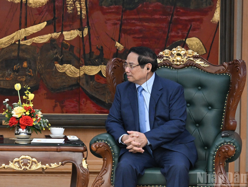 范明正总理发表讲话。