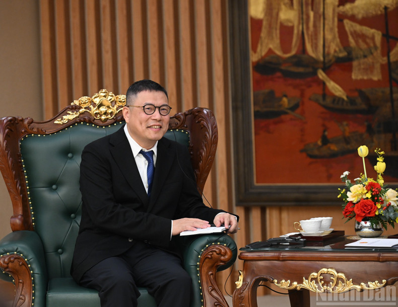 中国天虹国际集团有限公司董事会主席洪天祝发表讲话。