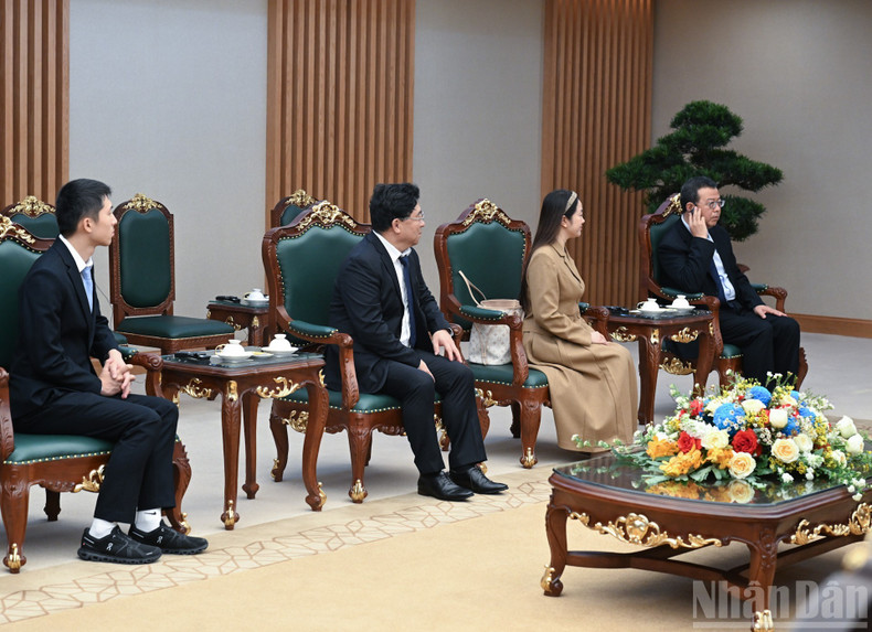 陪同中国天虹国际集团有限公司董事会主席洪天祝出席活动的各位代表。