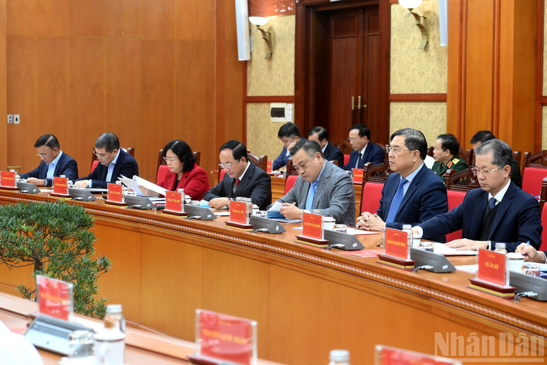 越共中央反腐败、反浪费和反消极现象指导委员会成员出席会议。