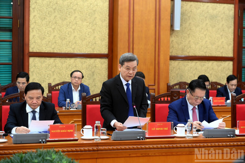 越共中央书记处书记、中央内政部常务副部长发表讲话。