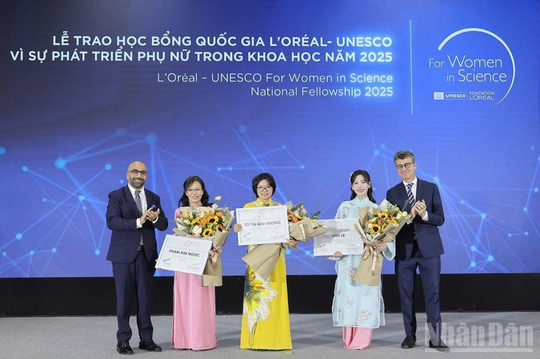 荣获表彰的三位优秀女科学家。