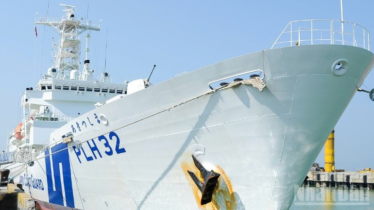 “秋津岛”号巡逻舰停靠岘港市仙沙港。