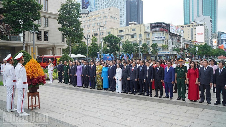 各位代表缅怀胡志明主席。 1.jpg