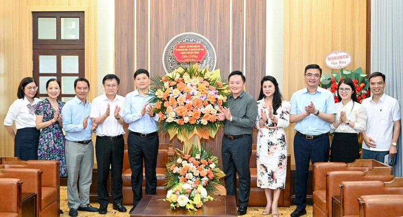 海防市委委员、人民委员会副主席黄明强来访并向《人民报》工作人员集体致以最美好的祝福。 1.jpg