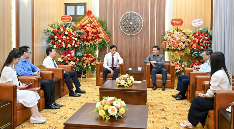 胡志明国家政治学院副院长兼党委副书记黄福林副教授、博士率领胡志明国家政治学院工作代表团来访并祝贺《人民报》。 hvchinhtri.jpg