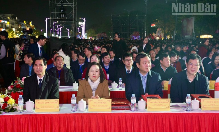 各位代表出席活动。