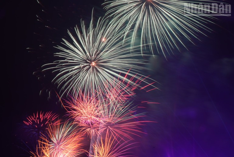 此次活动的亮点是高空和低空烟花表演相结合，吸引了成千上万的观众。